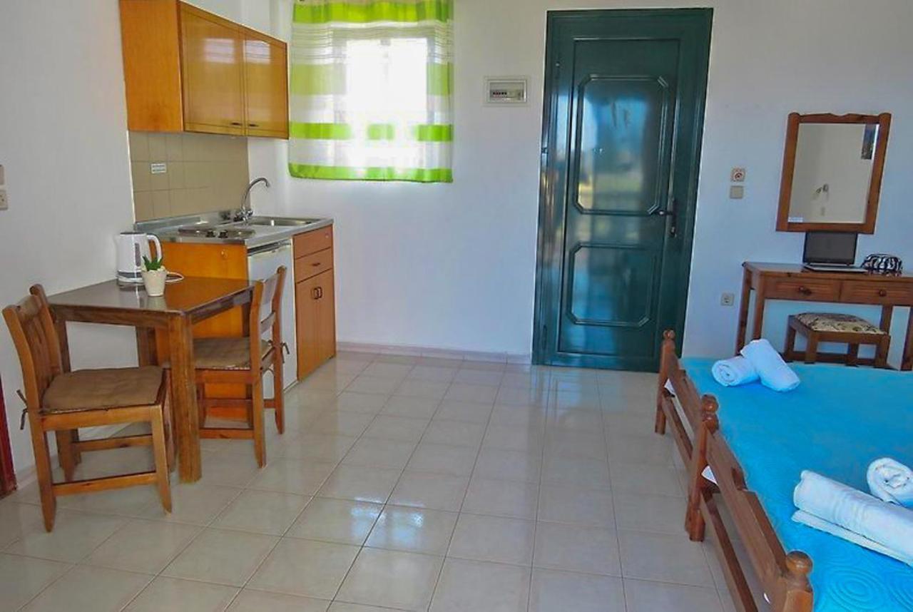 إياليسوس Debbi Appartments And Hotel المظهر الخارجي الصورة