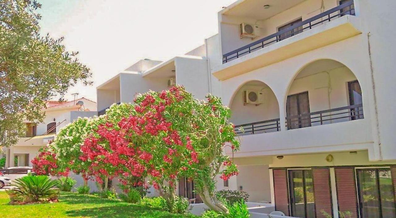 إياليسوس Debbi Appartments And Hotel المظهر الخارجي الصورة
